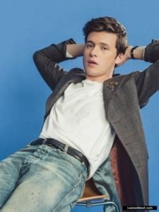 Nick Robinson Nude Pics & Tight Ass Exposed